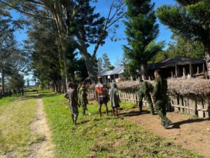 mbminvestigasi.com | Masyarakat Distrik Bolakme dan Satgas Pamtas RI–PNG Kewilayahan Yonif 645/Gardatama Yudha Gelar Karya Bakti Jaga Kebersihan Lingkungan