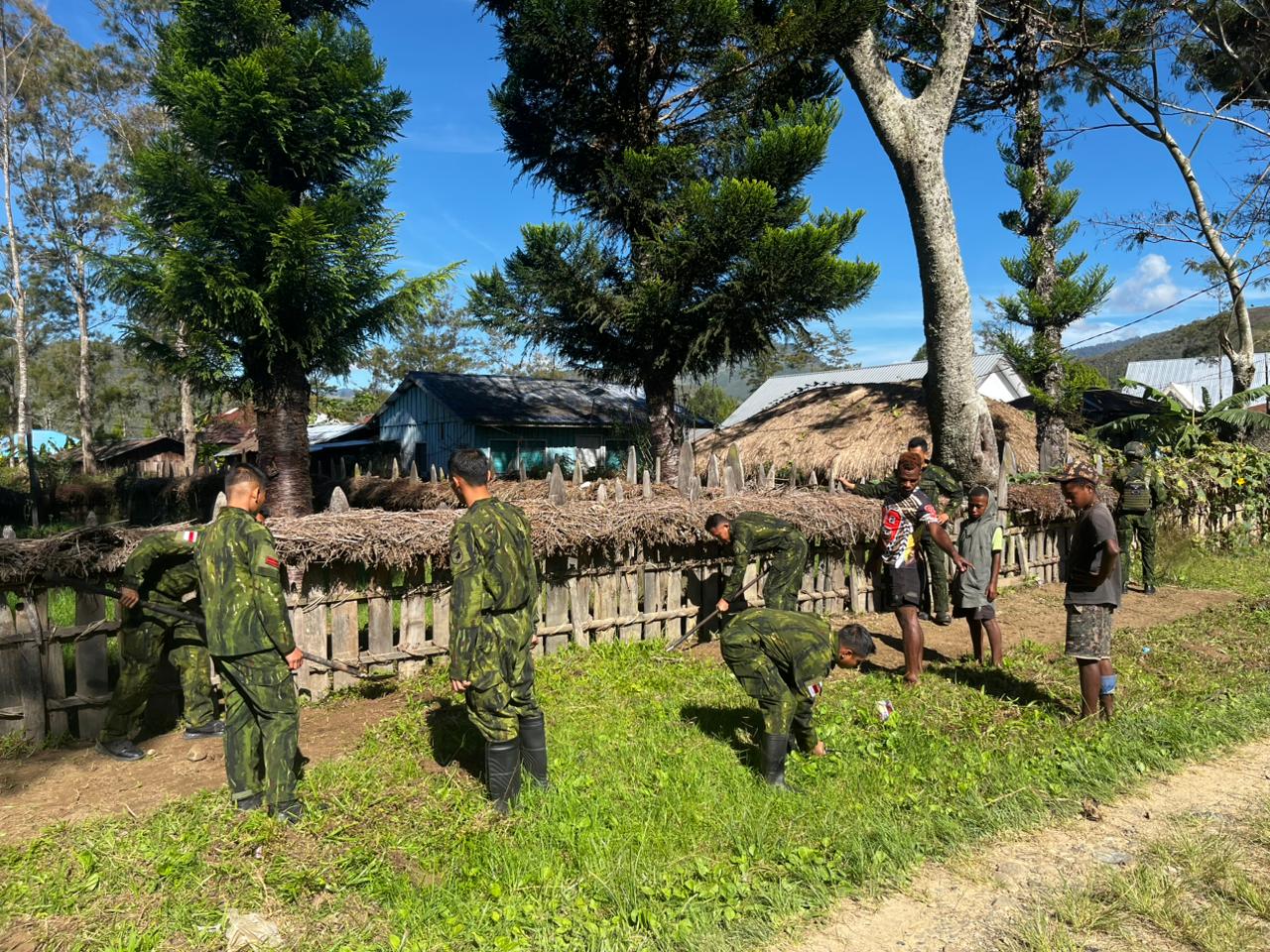 mbminvestigasi.com | Masyarakat Distrik Bolakme dan Satgas Pamtas RI–PNG Kewilayahan Yonif 645/Gardatama Yudha Gelar Karya Bakti Jaga Kebersihan Lingkungan