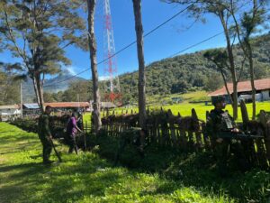 mbminvestigasi.com | Masyarakat Distrik Bolakme dan Satgas Pamtas RI–PNG Kewilayahan Yonif 645/Gardatama Yudha Gelar Karya Bakti Jaga Kebersihan Lingkungan