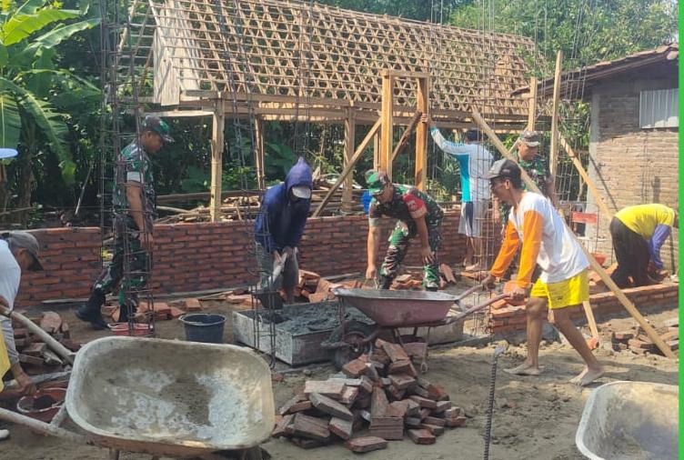 mbminvestigasi.com | Babinsa Jenar Turun Tangan Bantu Dirikan Rumah Warga, Wujud Nyata Kepedulian TNI