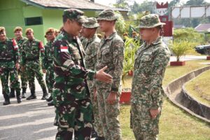 mbminvestigasi.com | Satgas Pamtas RI-Malaysia Yonarmed 19/Bogani Terima Kunjungan Kerja Danrem 121/ABW, Tingkatkan Moril Prajurit di Perbatasan