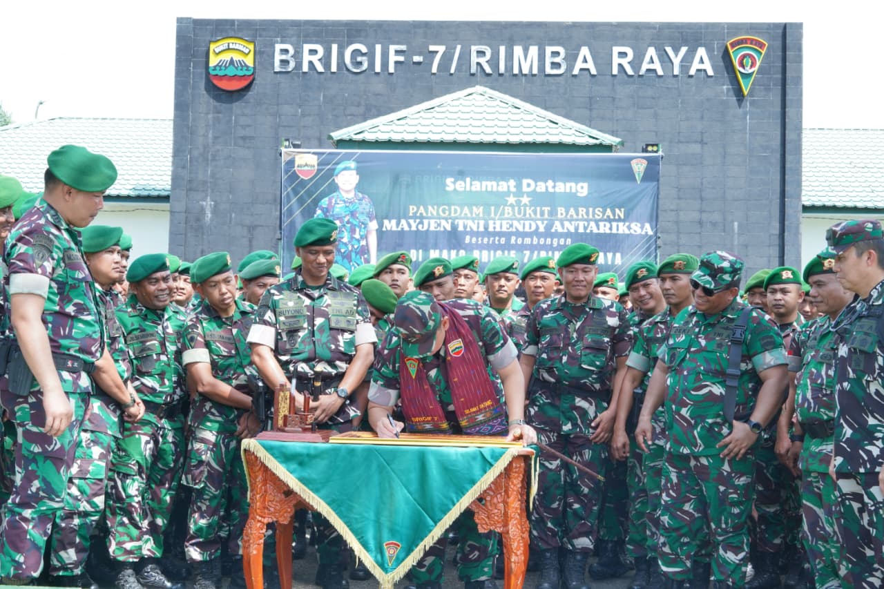 mbminvestigasi.com | Pangdam I/BB Kunjungi Brigif 7/Rimba Raya, Ingatkan Prajurit selalu Bersyukur, Disiplin, dan Bijak Bermedia Sosial