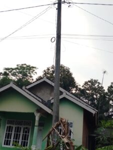 mbminvestigasi.com | Humas PLN Lampung: Pemasangan Kabel Serat OPTIK/WIFI di Tiang Listrik Tanpa Izin Ilegal, Berbahaya dan Terancam Sanksi Berat