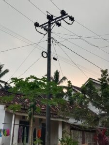 mbminvestigasi.com | Humas PLN Lampung: Pemasangan Kabel Serat OPTIK/WIFI di Tiang Listrik Tanpa Izin Ilegal, Berbahaya dan Terancam Sanksi Berat