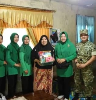 mbminvestigasi.com | Tunjukkan Kepedulian, Dandim 0307/Tanah Datar dan Ketua Persit Besuk Anggota yang Sedang Sakit