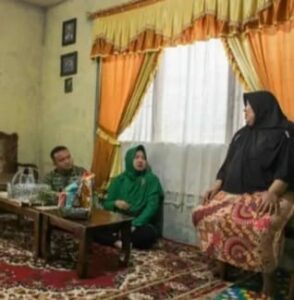 mbminvestigasi.com | Tunjukkan Kepedulian, Dandim 0307/Tanah Datar dan Ketua Persit Besuk Anggota yang Sedang Sakit