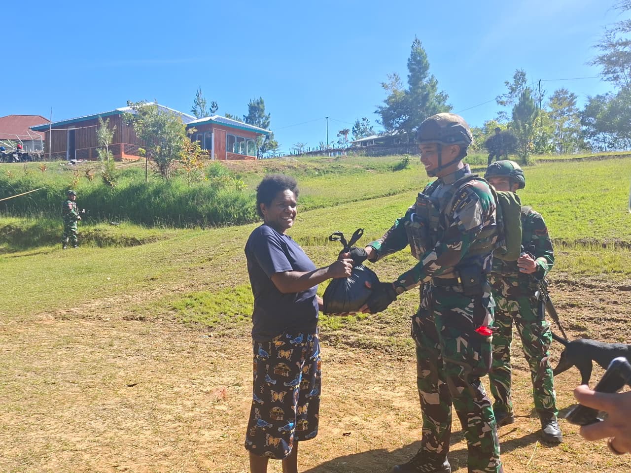 mbminvestigasi.com | Satgas Pamtas RI-PNG Yonif 645/GTY Laksanakan Kegiatan Teritorial Anjangsana dan Pelayanan Kesehatan Kepada Masyarakat Distrik Napua