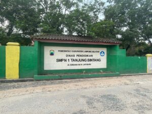 mbminvestigasi.com | Diduga Revitalisasi SMPN 1 Tanjung Bintang Gunakan Baja Ringan Lama pada Dua Gedung, Kepala Sekolah Sebut Hanya Tambal Sulam