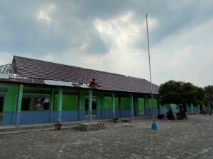 mbminvestigasi.com | Diduga Revitalisasi SMPN 1 Tanjung Bintang Gunakan Baja Ringan Lama pada Dua Gedung, Kepala Sekolah Sebut Hanya Tambal Sulam