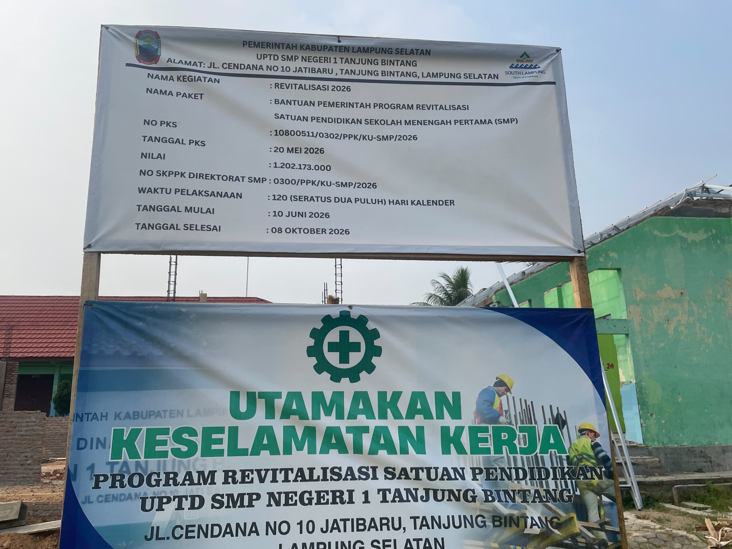 mbminvestigasi.com | Diduga Revitalisasi SMPN 1 Tanjung Bintang Gunakan Baja Ringan Lama pada Dua Gedung, Kepala Sekolah Sebut Hanya Tambal Sulam