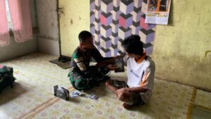 mbminvestigasi.com | Peduli Kesehatan Masyarakat Perbatasan, Pos Mentari Satgas Pamtas Yonarmed 13/Nanggala Gelar Pelayanan Medis Door-to-Door di Desa Badau