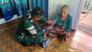 mbminvestigasi.com | Peduli Kesehatan Masyarakat Perbatasan, Pos Mentari Satgas Pamtas Yonarmed 13/Nanggala Gelar Pelayanan Medis Door-to-Door di Desa Badau