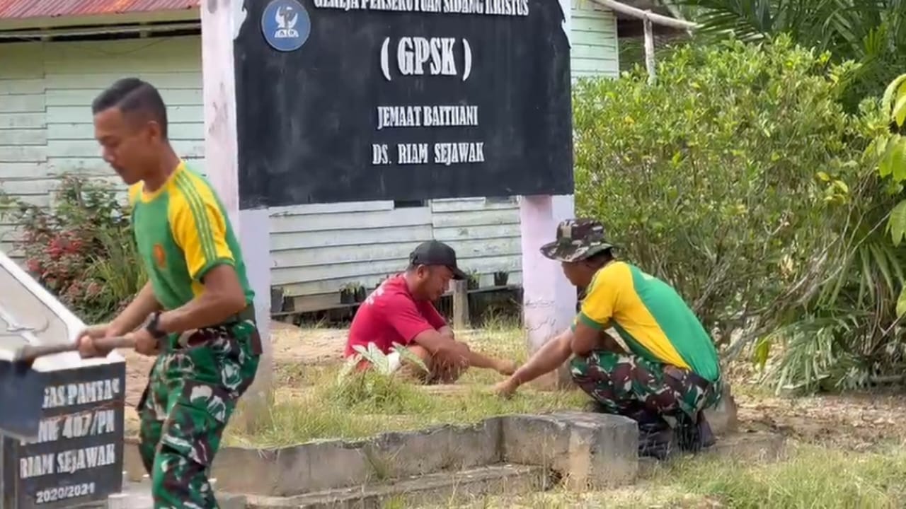 mbminvestigasi.com | Wujudkan Toleransi dan Gotong Royong, Satgas Pamtas Yonarmed 13/Nanggala Bersama Warga Gelar Kerja Bakti Bersihkan Gereja di Desa Riam Sejawak