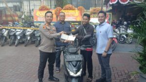 mbminvestigasi.com | Polsek Tambora Kembalikan Motor Hasil Penyelundupan Kepada Korbannya