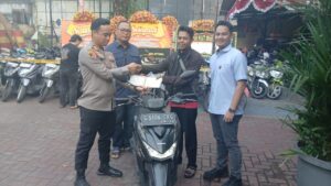 mbminvestigasi.com | Polsek Tambora Kembalikan Motor Hasil Penyelundupan Kepada Korbannya
