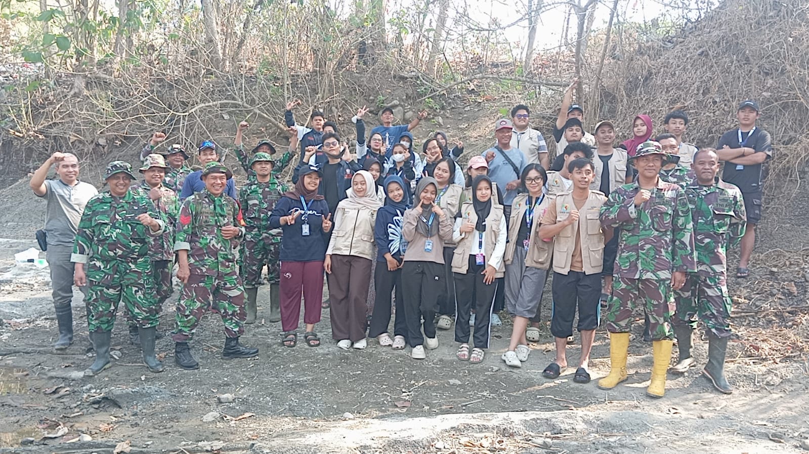 mbminvestigasi.com | Aksi Nyata Kodim 0724/Boyolali Selamatkan Sungai Serang dari Tumpukan Sampah Demi Cegah Banjir