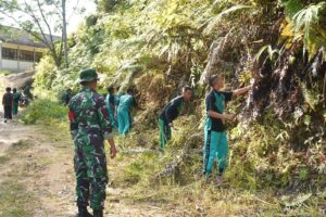 mbminvestigasi.com | Satgas Pamtas RI-Malaysia Yonarmed 19/Bogani Bersama Tentera Diraja Malaysia (TDM) Gelar Karya Bakti Bersihkan SMA Negeri 1 Entikong