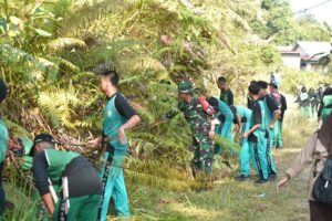 mbminvestigasi.com | Satgas Pamtas RI-Malaysia Yonarmed 19/Bogani Bersama Tentera Diraja Malaysia (TDM) Gelar Karya Bakti Bersihkan SMA Negeri 1 Entikong