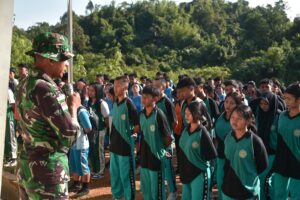 mbminvestigasi.com | Satgas Pamtas RI-Malaysia Yonarmed 19/Bogani Bersama Tentera Diraja Malaysia (TDM) Gelar Karya Bakti Bersihkan SMA Negeri 1 Entikong
