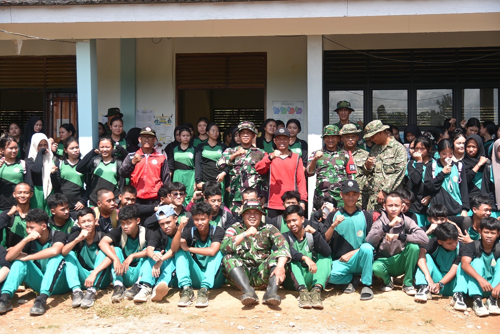 mbminvestigasi.com | Satgas Pamtas RI-Malaysia Yonarmed 19/Bogani Bersama Tentera Diraja Malaysia (TDM) Gelar Karya Bakti Bersihkan SMA Negeri 1 Entikong