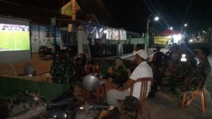 mbminvestigasi.com | Anggota TNI Kodim 0725/Sragen Bersama Masyarakat Nobar Piala Dunia