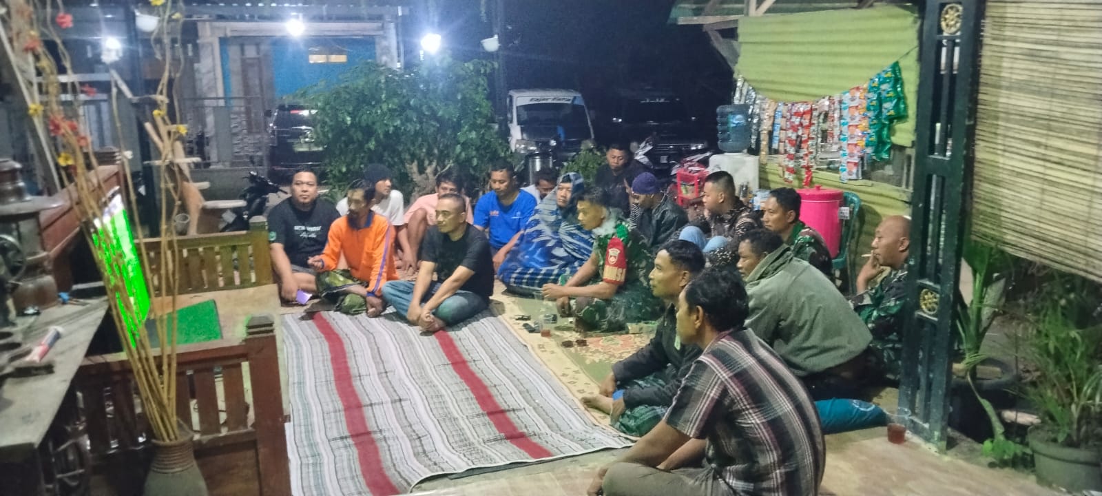 mbminvestigasi.com | Anggota TNI Kodim 0725/Sragen Bersama Masyarakat Nobar Piala Dunia