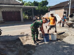 mbminvestigasi.com | Gotong Royong Bangun Rumah Warga, Babinsa Nogosari Perkuat Kemanunggalan TNI dan Rakyat