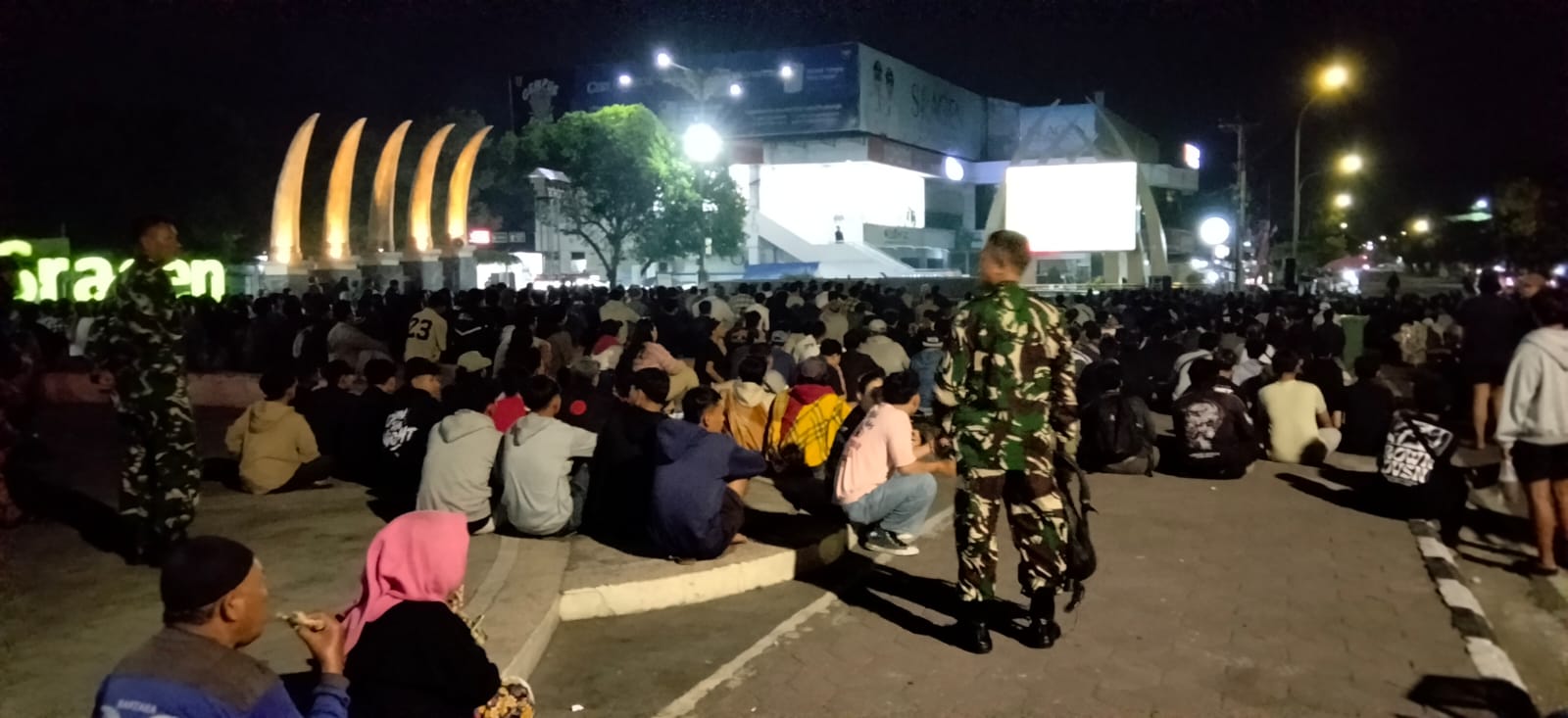 mbminvestigasi.com | Anggota TNI Kodim 0725/Sragen Bersama Masyarakat Nobar Piala Dunia di jajaran kodim 0725/Sragen