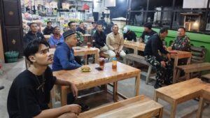 mbminvestigasi.com | Anggota TNI Kodim 0725/Sragen Bersama Masyarakat Nobar Piala Dunia di jajaran kodim 0725/Sragen