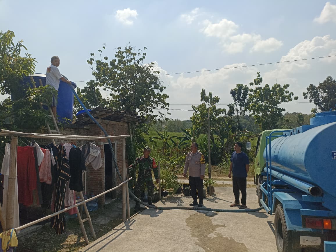 mbminvestigasi.com | Babinsa Gesi Kawal Distribusi 16.000 Liter Air Bersih untuk Warga Terdampak Kemarau