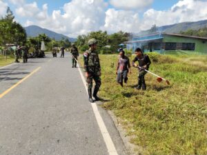 mbminvestigasi.com | Pererat Gotong Royong dan Kemanunggalan, Satgas Yonif 645/GTY Gelar Karya Bakti di Desa Ampera