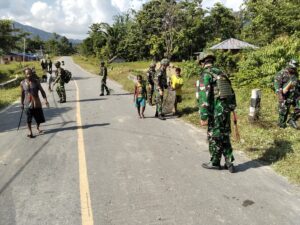 mbminvestigasi.com | Pererat Gotong Royong dan Kemanunggalan, Satgas Yonif 645/GTY Gelar Karya Bakti di Desa Ampera