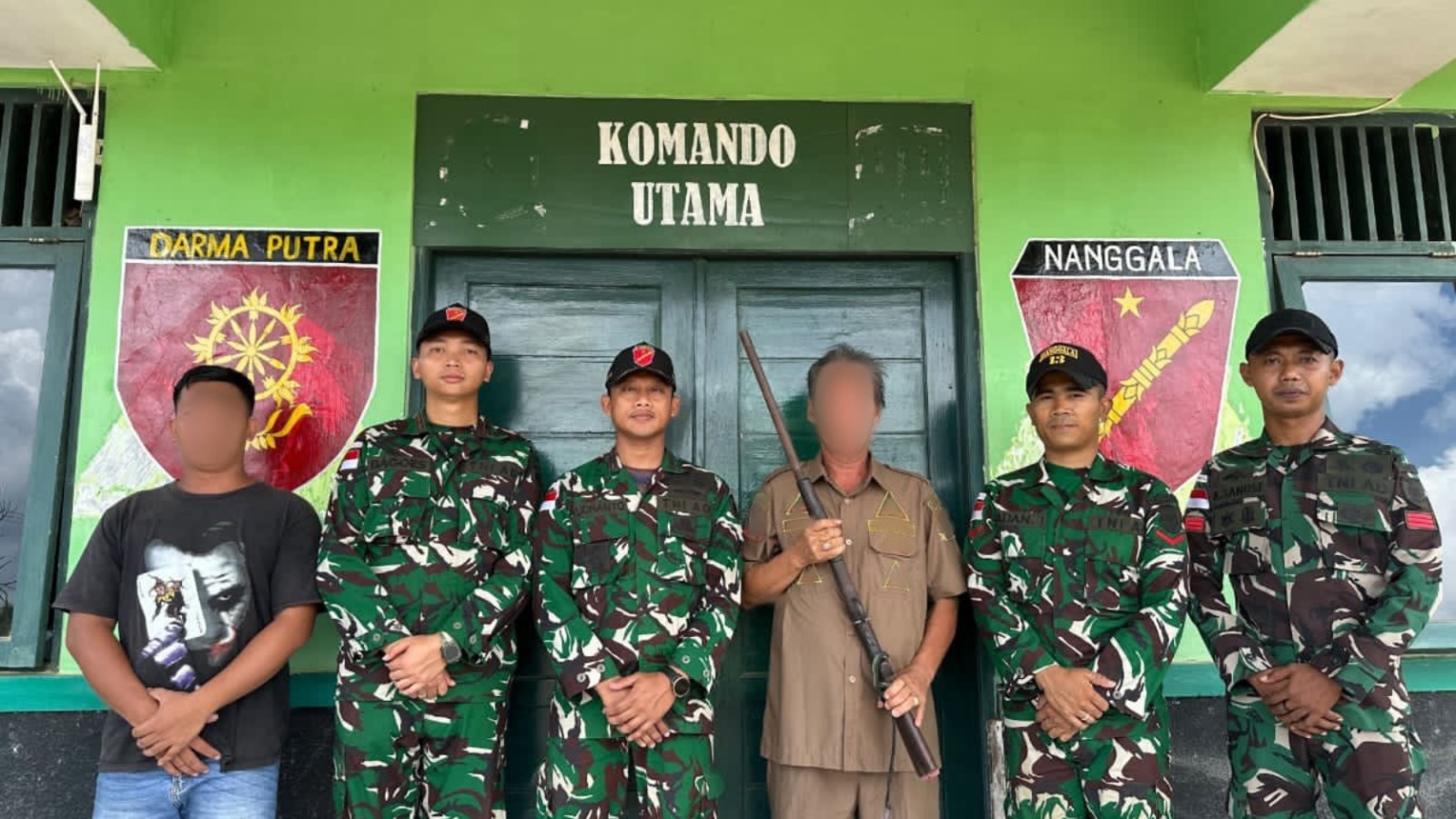 mbminvestigasi.com | Wujudkan Keamanan di Tapal Batas, Satgas Pamtas Yonarmed 13/Nanggala Terima Penyerahan Sukarela Senjata Api Rakitan dari Tokoh Adat