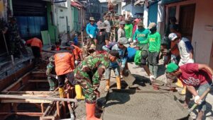 mbminvestigasi.com | Terik Sinar Matahari Tak Surutkan Satgas TMMD, Ormas dan Warga Dalam Pengecoran Begesteng Kanan Kiri Saluran Air