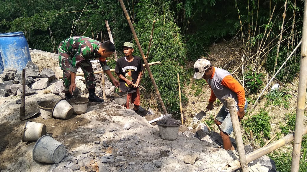 mbminvestigasi.com | Babinsa Denggungan Turun Tangan Bangun Talud, Wujud Nyata TNI Bersama Rakyat Perkuat Akses Jalan Desa
