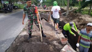 mbminvestigasi.com | Babinsa Denggungan Turun Tangan Bangun Talud, Wujud Nyata TNI Bersama Rakyat Perkuat Akses Jalan Desa