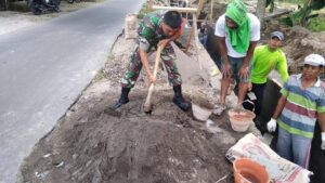 mbminvestigasi.com | Babinsa Denggungan Turun Tangan Bangun Talud, Wujud Nyata TNI Bersama Rakyat Perkuat Akses Jalan Desa