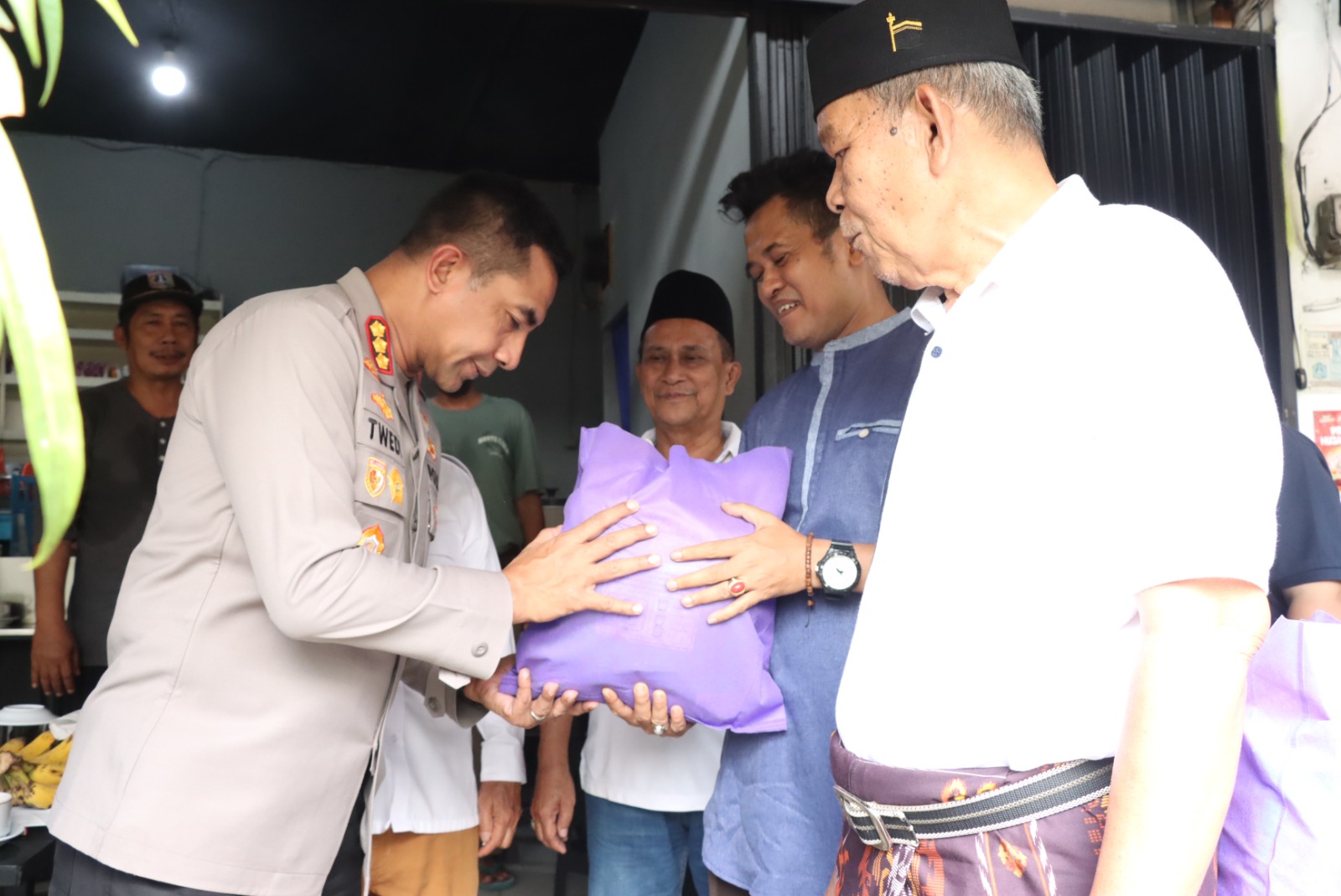 mbminvestigasi.com | Kapolres Jakbar Ajak Warga Perkuat Siskamling, Jaga Jakarta Dimulai dari Lingkungan Sendiri