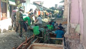 mbminvestigasi.com | Danramil 03 Serengan Terjun Langsung & Semangati Satgas TMMD, Ormas, Warga Dalam Pengecoran Begesteng Sasaran Saluran Air