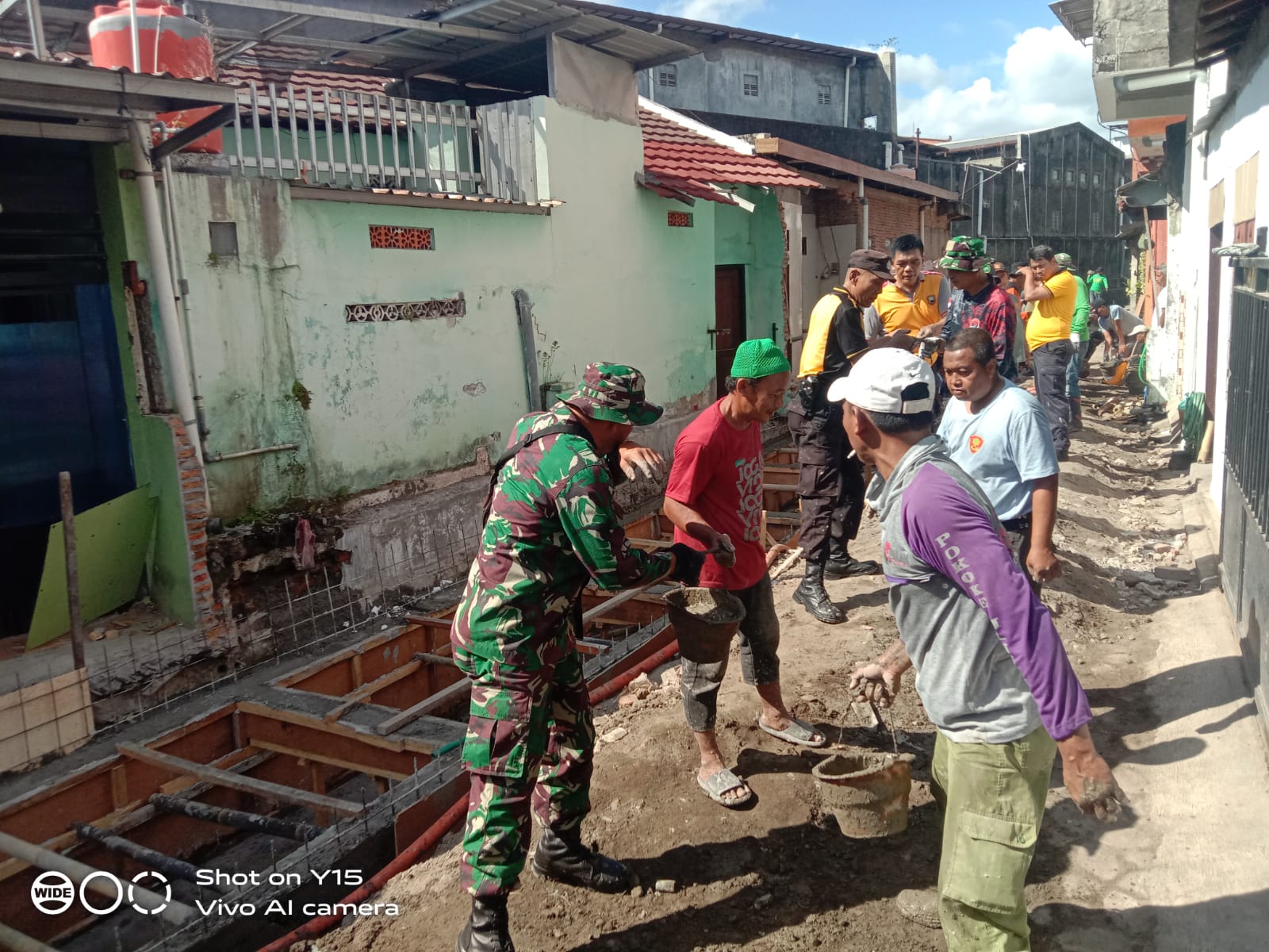mbminvestigasi.com | Danramil 03 Serengan Terjun Langsung & Semangati Satgas TMMD, Ormas, Warga Dalam Pengecoran Begesteng Sasaran Saluran Air