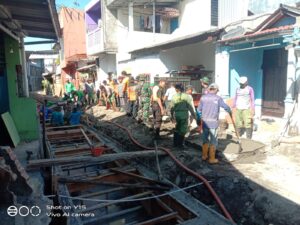 mbminvestigasi.com | Danramil 03 Serengan Terjun Langsung & Semangati Satgas TMMD, Ormas, Warga Dalam Pengecoran Begesteng Sasaran Saluran Air