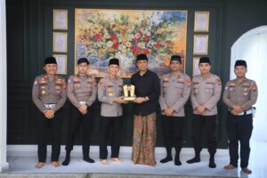 mbminvestigasi.com | Kapolres Kediri Kota Silaturahmi ke Ponpes Al Falah Ploso, Perkuat Sinergi dengan Ulama Jelang Tugas Baru
