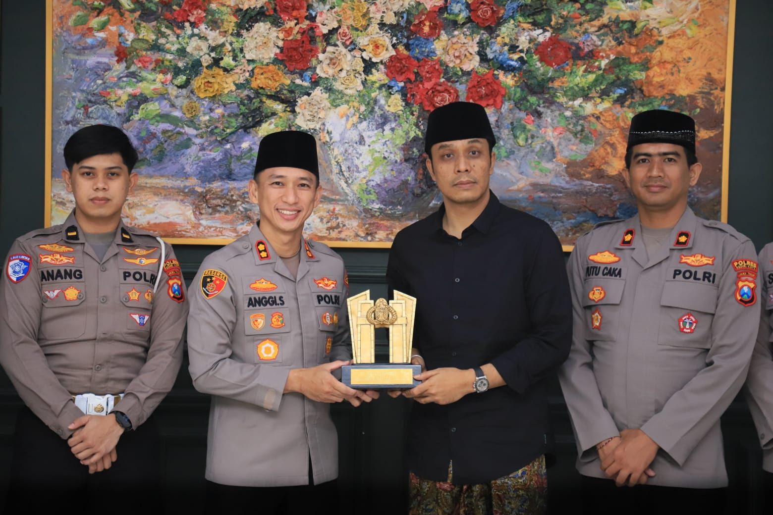mbminvestigasi.com | Kapolres Kediri Kota Silaturahmi ke Ponpes Al Falah Ploso, Perkuat Sinergi dengan Ulama Jelang Tugas Baru
