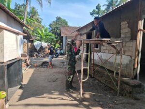 mbminvestigasi.com | Wujudkan Hunian Layak, Serma Saifur Bersama Warga Gotong Royong Bangun Rumah Ibu Suwarti