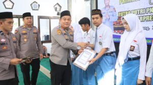mbminvestigasi.com | Kapolres Jombang Serahkan Beasiswa kepada Putra-Putri Pegawai Negeri Pada Polri Berprestasi