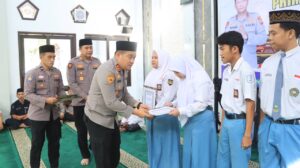 mbminvestigasi.com | Kapolres Jombang Serahkan Beasiswa kepada Putra-Putri Pegawai Negeri Pada Polri Berprestasi