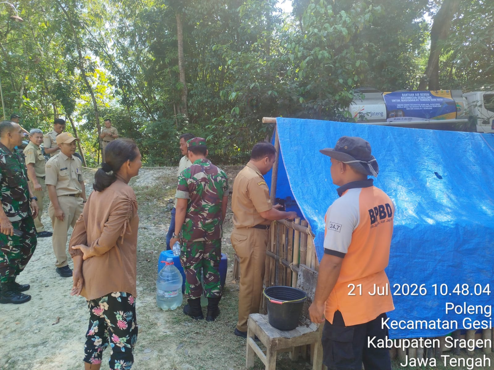 mbminvestigasi.com | Koramil Gesi Bersama Forkopimcam Salurkan 10.000 Liter Air Bersih untuk Warga Terdampak Kekeringan di Poleng