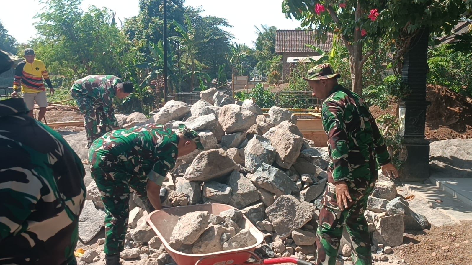 mbminvestigasi.com | Kodim 0809/Kediri Bangun Jembatan Perintis Garuda Merah Putih, Percepat Akses dan Gerakkan Ekonomi Warga Kaliboto