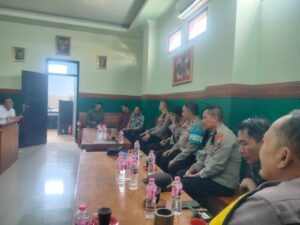 mbminvestigasi.com | Jaga Sinergitas dan Kondusifitas Wilayah, Kapolsek Tarokan Sambangi Pemerintah Desa Bulusari