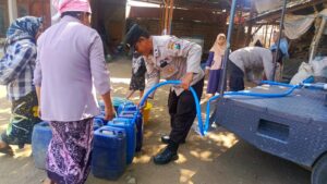 mbminvestigasi.com | Polsek Winongan Salurkan Air Bersih untuk Warga Terdampak Kekeringan
